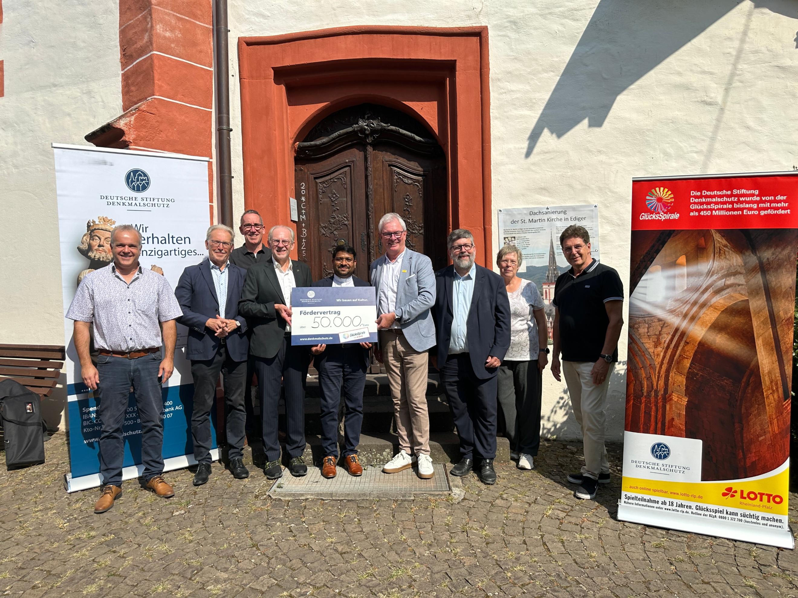 vlnr: Bernhard Himmen Ortsbürgermeister Ediger-Eller, Hans-Joachim Mons 1. Kreisbeigeordneter Landkreis Cochem-Zell, Dr. Georg Breitner Leiter des Amtes für kirchliche Denkmalpflege, Erich Engelke Ortskurator der Deutschen Stiftung Denkmalschutz Koblenz/Mittelrhein, Pfarrer Jijo Antony Pfarrei Moselkrampen, Thomas Kirsch Projektmanager von Lotto Rheinland-Pfalz, Wolfgang Lambertz Bürgermeister der Verbandsgemeinde Cochem, Ursula Zenz Küsterin, Architekt Peter Berdi